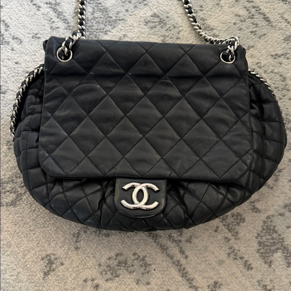 CHANEL Black Quilted Shoulder Bag with CC Logo and Chain Strap